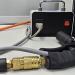 Recovery.uz лабораторияси иш столида ҳаво уланиши ва қувват блоки бўлган ионлаш пистолети