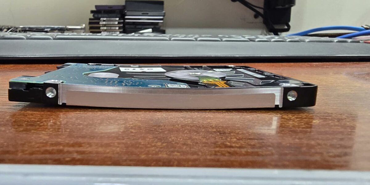 Сильный изгиб корпуса жёсткого диска Seagate ST1000LM035, вид сбоку